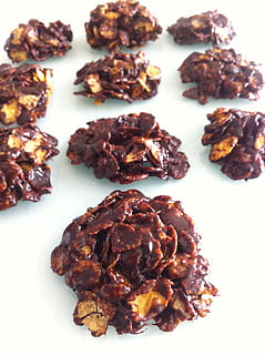 cookie, køkken, opskrifter, mad og drikke, mad, stilleben, friskhed, klar til at spise, ingen mennesker, hvid baggrund, indendørs, tæt på, høj vinkel visning, overbærenhed, velvære, studio skud, sødt mad, Brun, kød, sund kost, chokolade, fristelse, snack, 2K, CC0, offentligt domæne, royaltyfrie