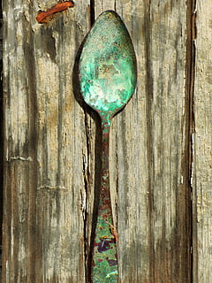 colher, velho, alpaca, oxidado, abandonado, vintage, madeira, madeira - material, fechar-se, ninguém, metal, texturizado, dia, intemperizado, estragado, porta, ao ar livre, Entrada, deterioração, declínio, atropelar, padronizar, obsoleto, tronco de árvore, tronco, turquesa colorida, 4K, CC0, domínio público, royalty free
