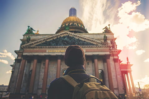 mand, stirre, grå, lyserød, beton, bygning, dagtimerne, person, iført, rygsæk, over, moske, st., Isaacs, katedral, Rusland, Sankt Petersborg, berømte sted, turist, rejse, arkitektur, turisme, rejsemål, udendørs, mennesker, by, bagfra, bygning udvendig, historie, kun en mand, lav vinkel visning, bygget struktur, en person, himmel, herrer, natur, sted for tilbedelse, livsstil, fortiden, sky - himmel, rigtige mennesker, arkitektoniske kolonne, 5K, CC0, offentligt domæne, royaltyfrie