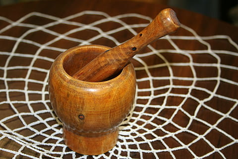 Antiquität, Granatwerfer, Container, Küchenutensilien, Nahansicht, Holz - Material, keine Leute, drinnen, Kelle, Fokus auf den Vordergrund, Essen und Trinken, Haushaltsausstattung, braun, asiatisches Essen, Muster, selektiver Fokus, Metall, japanisches Essen, Löffel, Lebensmittel, Kunst und Handwerk, Musikinstrument, 2K, CC0, gemeinfrei, lizenzfrei