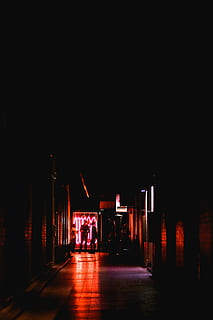 drie, man, staand, verdieping, twee, persoon, muur, Neon lichten, donker, nacht, lichten, rood, gang, verlicht, architectuur, ingebouwde structuur, verlichtingsapparatuur, de weg vooruit, richting, kopie ruimte, buitenkant van het gebouw, straat, gebouw, stad, geen mensen, buitenshuis, licht - natuurverschijnsel, straatlantaarn, vervoer, licht, 5K, CC0, publiek domein, royaltyvrij