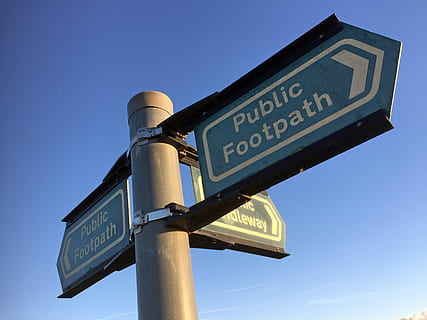 Fußweg, Zeichen, Richtung, Pfad, Weg, Landschaft, draussen, ländlich, Wandern, Wegweiser, Vereinigtes Königreich, Pfeil, Gehen, Land, Information, England, Kommunikation, Flachwinkelansicht, Text, Himmel, Beratung, Blau, westliche Schrift, keine Leute, klarer Himmel, Stadt, Straßenschild, die Architektur, Straße, Natur, Richtungszeichen, draußen, Sicherheit, Licht, 2K, CC0, gemeinfrei, lizenzfrei