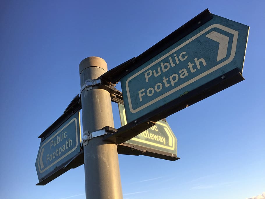 Fußweg, Zeichen, Richtung, Pfad, Weg, Landschaft, draussen, ländlich, Wandern, Wegweiser, Vereinigtes Königreich, Pfeil, Gehen, Land, Information, England, Kommunikation, Flachwinkelansicht, Text, Himmel, Beratung, Blau, westliche Schrift, keine Leute, klarer Himmel, Stadt, Straßenschild, die Architektur, Straße, Natur, Richtungszeichen, draußen, Sicherheit, Licht, 2K