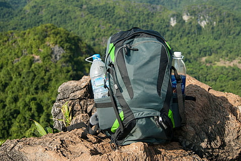 motxilla, senderisme, motxilla de senderisme, muntanyes, bosc, vietnam, naturalesa, cantimplora, deuter, motxilla de trekking, motxilla dies, daypack, muntanya, a l'aire lliure, aventura, paisatge, homes, viatjar, militar, soldat de l'exèrcit, vista del darrere, estirat, exèrcit, dia, sòlid, rock - object, rock, gent, persones reals, activitat d'oci, activitat, campament, estils de vida, esport, 4K, CC0, domini públic, lliure de regalies