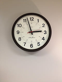 tiempo, reloj, minuto, hora, fecha tope, reloj, programar, fecha, minutero, la cara del reloj, nadie, manecilla de la hora, reloj de pared, pared - característica de la construcción, número, instrumento de tiempo, circulo, forma geometrica, forma, adentro, el color blanco, de cerca, copia espacio, exactitud, Fondo blanco, foto de estudio, montado, 2K, CC0, dominio público, libre de derechos