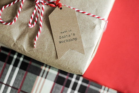 hecho, santa, etiqueta de taller, paquete de taller, rojo, hoja, regalo, presente, cuerda, etiqueta, Navidad, papel, nadie, de cerca, adentro, comunicación, carta, correo, sobre, naturaleza muerta, celebracion, foto de estudio, vista de alto ángulo, patrón comprobado, texto, emoción, textil, el pasado, mensaje, dia de san valentin - vacaciones, 2K, CC0, dominio público, libre de derechos