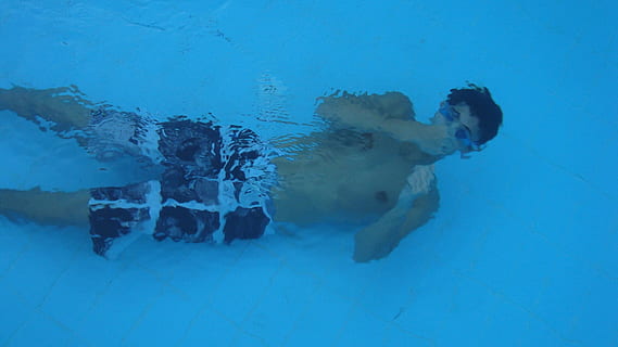 immersione, piscina, nuoto, tuffo, blu, sport, vacanza, nuotare, tempo libero, subacqueo, attivo, ricreazione, attività, acqua, bagnato, spruzzo, acquatico, costume da bagno, riflessione, natura, lungomare, nessuno, mare, una persona, adulto, all'aperto, avventura, lunghezza intera, sport acquatico, rilassamento, attività di svago, sottomarino, temperatura fredda, immersione subacquea, marino, 1080P, CC0, dominio pubblico, privo di copyright