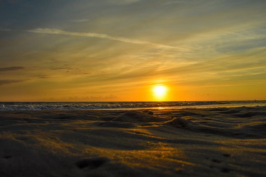 platja, borkum, posta de sol, cel, mar, escenics - natura, aigua, bellesa a la natura, terra, tranquil·litat, escena tranquil·la, horitzó sobre l’aigua, horitzó, núvol - cel, idíl·lic, color taronja, naturalesa, cap gent, onada, sorra, sol, a l'aire lliure, nivell superficial, 5K