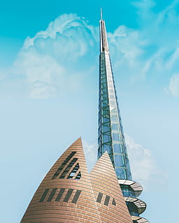 baix, fotografia d'angle, construcció de torre de mur cortina, blau, cels, durant el dia, vista dels ulls dels cucs, alt, edifici de pujada, estructura construïda, arquitectura, cel, alta - alta, exterior de l'edifici, edifici, núvol - cel, torre, dia, naturalesa, cap gent, vista d’angle baix, exterior d’edifici d’oficines, gratacels, ciutat, destinacions de viatge, viatjar, a l'aire lliure, història, fletxa, 1080P, CC0, domini públic, lliure de regalies