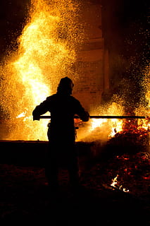 ild, brandmand, gnister, brand - naturligt fænomen, beskyttelsesdragt, metalindustrien, støberi, flamme, støbejern, stålværk, sprøjtning, varme - temperatur, brænding, smeltet, spray, silhuet, mennesker, rød, røg - fysisk struktur, handling, sprøjt, nødtjenester, Manuel arbejder, fare, nat, en person, rigtige mennesker, natur, stående, bagfra, advarselsskilt, herrer, skilt, beskæftigelse, ulykker og katastrofer, orange farve, glødende, mørk, bål, 2K, CC0, offentligt domæne, royaltyfrie