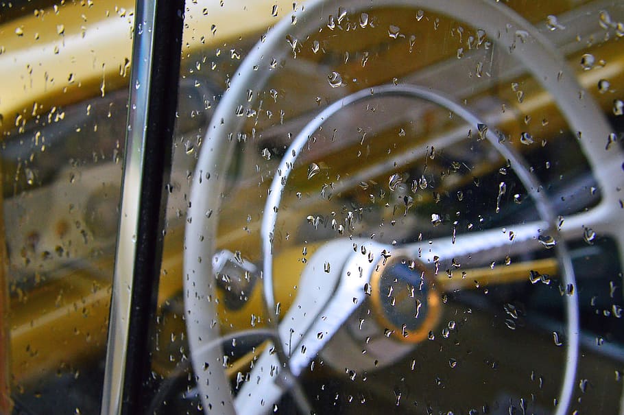cotxe, oldtimer, groc, pluja, cotxe antic, veterà, vehicles vintage, transport, clàssic, estil, retro, automàtic, vell, govern, vehicle, tècnica, vidre - material, aigua, humit, finestra, transparent, manera de transport, a l'interior, cap gent, neteja, interior del vehicle, primer pla, marc complet, fons, tirar, automòbil, rentat, naturalesa, 2K