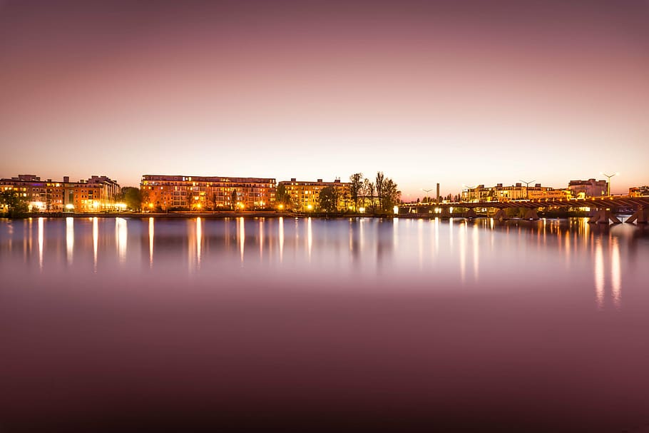 cos, aigua, al costat, encès, concret, edificis, arquitectura, pont, ciutat, llums de la ciutat, paisatge urbà, colors, alba, centre de la ciutat, vespre, tarda, cases, llac, paisatge, llum, duplicació, nit, reflexió, riu, mar, posta de sol, davant del mar, il·luminat, a l'aire lliure, cap gent, cel, exterior de l'edifici, estructura construïda, edifici, naturalesa, destinacions de viatge, barri residencial, crepuscle, horitzó urbà, 5K