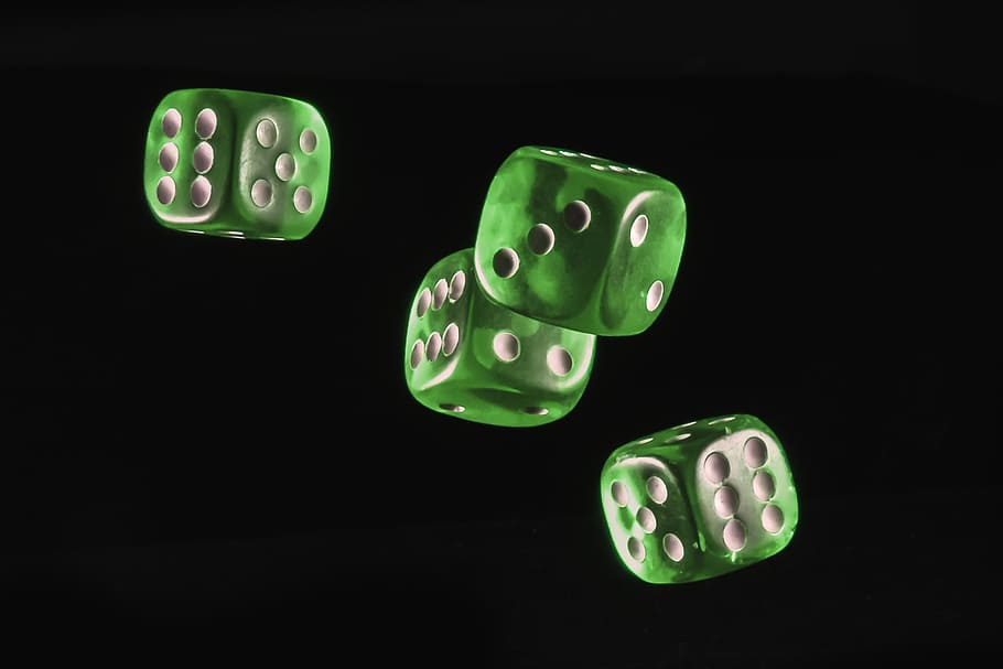 cub, joc, jugar, llum, cub de vidre, guanyar, pagar, esperança, adicció, addicte al joc, benefici, nens, gesellschaftsspiel, tallar, prevenció, negre, macro, detall, tancar, vermell, color, transparent, daus, fons negre, color verd, nombre, tir de l'estudi, a l'interior, grup d'objectes, primer pla, cultura i entreteniment artístic, cap gent, oportunitat, sort, activitat d'oci, forma de cub, grup mitjà d'objectes, relaxació, elecció, directament a sobre, fent diners, 1080P