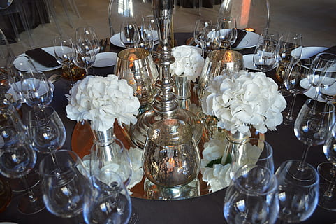 stemware, ดอกไม้, ปกคลุม, ตาราง, งานแต่งงาน, เหตุการณ์, กระจก, ธุรกิจ, ร้านอาหาร, กลุ่มวัตถุขนาดใหญ่, ในบ้าน, แก้ว - วัสดุ, อุปกรณ์ที่ใช้ในครัวเรือน, การจัดการ, การตั้งค่า, อาหารและเครื่องดื่ม, แก้วน้ำ, แก้วไวน์, ความมั่งคั่ง, ความงดงาม, การตั้งค่าสถานที่, ความสด, หรูหรา, ความอุดมสมบูรณ์, ภาชนะในครัว, ไม่มีคน, เครื่องถ้วยชาม, เครื่องแก้วคริสตัล, 5K, CC0, โดเมนสาธารณะ, ค่าลิขสิทธิ์ฟรี