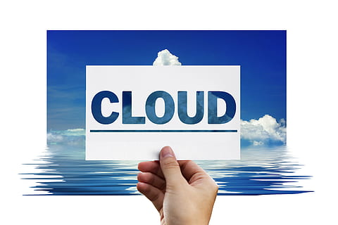 publicité dans le nuage, nuage, doigt, toucher, Cloud computing, magasin de données, capacité, réseau, prestations de service, Les données, espace disque, technique, concept, La technologie, information, système, la mise en réseau, traitement de l'information, l'Internet, serveur, interface, un service, partie du corps humain, main, main humaine, bleu, prise de vue en studio, la communication, personnes, à l'intérieur, politique, en portant, affaires, vote, adulte, espace de copie, partie du corps, élection, la finance, personne méconnaissable, texte, communications globales, message, 5K, CC0, domaine public, libre de droits