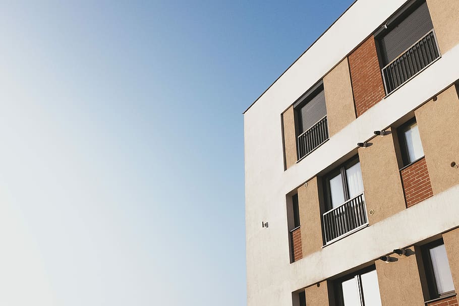 hvid, Brun, beton, bygning, blå, himmel, dagtimerne, malet, vindue, arkitektur, balkon, beboelse, lejlighed, struktur, ydre, facade, solskin, lys, blok, gade, by-, bygning udvendig, bygget struktur, skyfri himmel, lav vinkel visning, dag, boligområde, natur, ingen mennesker, sollys, kopiere plads, udendørs, by, moderne, hus, Boligudvikling, 4K