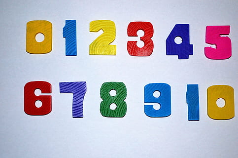Hintergrund, ein, zwei, drei, vier, fünf, sechs, Sieben, acht, neun, zehn, Blau, Gelb, lila, rot, mehrfarbig, Kindheit, drinnen, Bildung, Nummer, Lernen, Brief, Alphabet, Mathematik, Spielzeug, Kommunikation, Text, Studioaufnahme, Menschen, Pluszeichen, Gruppe von Objekten, Magnet, 4K, CC0, gemeinfrei, lizenzfrei
