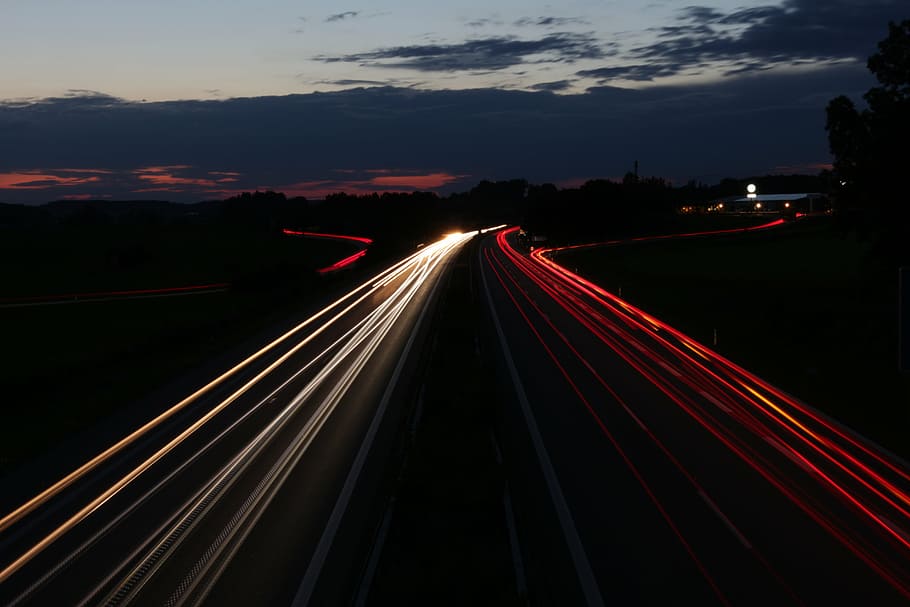 autobahn, exposició temporal, posta de sol, exposició llarga, il·luminat, moviment, velocitat, sender lleuger, transport, moviment borrós, nit, carretera, núvol - cel, trànsit, el camí a seguir, cel, vermell, llum de la cua, llum - fenomen natural, direcció, manera de transport, naturalesa, cap gent, a l'aire lliure, perspectiva decreixent, autopista de carrils múltiples, llum del vehicle, 5K