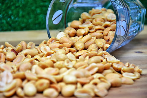 vessat, cacauets, jar, fruits secs, knabberzeug, mossegada, berenar, torrat, nuclis, menjar, nutrició, nutmeat, saborós, deliciós, salat, sal, vidre, menjar i beguda, alimentació saludable, frescor, contenidor, gran grup d'objectes, benestar, enfocament selectiu, primer pla, cap gent, vegetals, blat de moro, a l'interior, abundància, natura morta, taula, dia, orgànic, llavor, 5K, CC0, domini públic, lliure de regalies