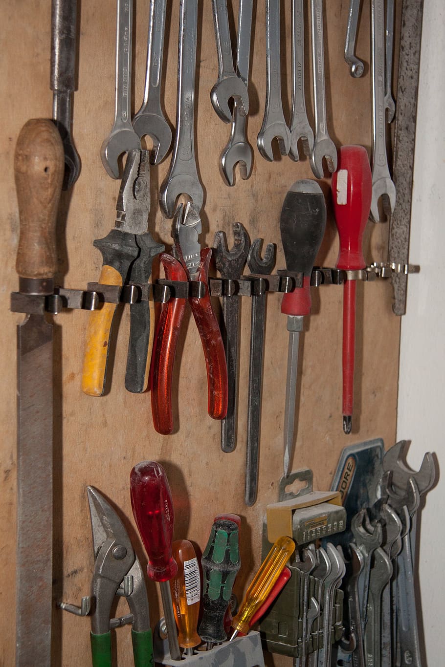 paret de l’eina, eina, emmagatzematge, clau anglesa, alicates, dossier, més greu, tornavís, eina de treball, equipament, taller, reparació, material de fusta, martell, conjunt, artesania, penjant, variació, elecció, gran grup d'objectes, a l'interior, Eina de mà, funció de construcció de parets, cap gent, metall, costat a costat, abundància, en fila, clau clau, primer pla, garatge, 4K