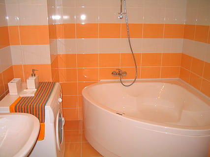 salle de bain organisée, salle de bains, conception, intérieur, design d'intérieur, intérieur de luxe, luxe, intérieur de la salle de bain, salle de bain moderne, une baignoire, maison, décor, blanc, nettoyer, style, intérieur moderne, jaune, maison propre, mur, salle de bain domestique, tuile, chambre domestique, à l'intérieur, sol, équipement ménager, hygiène, toilette, moderne, robinet, couleur orange, intérieur de la maison, carrelage, évier, personne, couleur blanche, baignoire, modes de vie, pureté, 1080P