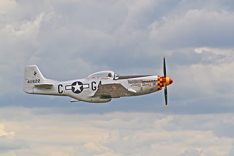 jet da combattimento ad elica d'argento, bianca, nuvole, grigio, aereo, iv, pattuglia, volante, cielo, veicolo aereo, militare, mezzi di trasporto, aereo da combattimento, aria, spettacolo aereo, aeronautica, forze armate, ala di aereo, elica, guerra, industria aerospaziale, nuvola - cielo, vista laterale, mezz'aria, modo di trasporto, nessuno, in movimento, movimento, natura, aereo militare, giorno, all'aperto, sopra, acrobatica aerea, 2K, CC0, dominio pubblico, privo di copyright