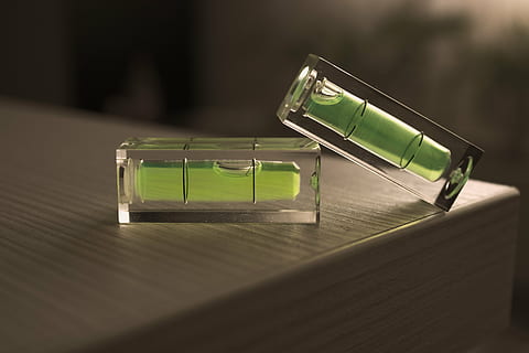 to, klar, glas spiritus niveauer, niveau, arbejde, bygge, konstruktion, industri, udstyr, job, arbejder, instrument, design, ingeniørarbejde, bord, indendørs, ingen mennesker, beholder, tæt på, stilleben, træ - materiale, fokus på forgrunden, selektiv fokusering, sundhedspleje og medicin, flaske, plast, grøn farve, gruppe af objekter, glas - materiale, kontor, meddelelse, gennemsigtig, låg, forretning, 5K, CC0, offentligt domæne, royaltyfrie