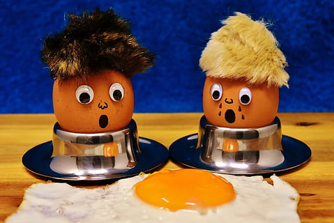 zwei Eierschmuckstücke, Ei, gebraten, Trauer, Spaß, lustig, süß, Lebensmittel, Eigelb, Spiegeleier, Eiweiß, Darstellung, drinnen, Nahansicht, Tabelle, menschliche Darstellung, Stillleben, keine Leute, Kunst und Handwerk, Kreativität, Fokus auf den Vordergrund, männliche Ähnlichkeit, zwei Objekte, Spielzeug, Feier, Gelb, anthropomorph, persönliches Accessoire, 4K, CC0, gemeinfrei, lizenzfrei