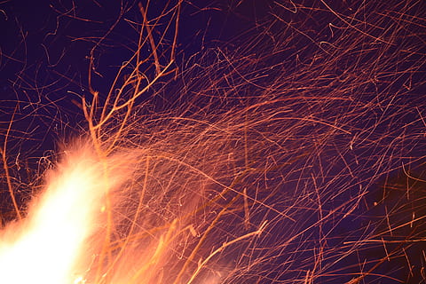 Osterfeuer, März, Zoll, Nacht-, Hintergründe, Hitze - Temperatur, abstrakt, Verbrennung, keine Leute, Bewegung, Bewegungsunschärfe, Feuer, Langzeitbelichtung, Flamme, beleuchtet, Feuer - natürliches Phänomen, Funken, orange Farbe, glühend, Natur, schwarzer Hintergrund, Feier, Vollbild, Feuerwerk, Lagerfeuer, Feuerwerk - künstliches Objekt, Komplexität, 5K, CC0, gemeinfrei, lizenzfrei