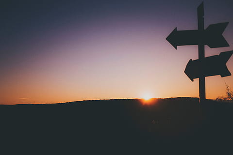 zonsondergang, zon, nacht, pijl, routebeschrijving, gras, bomen, hemel, silhouet, teken, natuur, communicatie, de begeleiding, kopie ruimte, geen mensen, pijlsymbool, Oranje kleur, richtingsteken, kalmte, schoonheid in de natuur, buitenshuis, rustige scène, scenics - natuur, verkeersbord, zonlicht, 4K, CC0, publiek domein, royaltyvrij