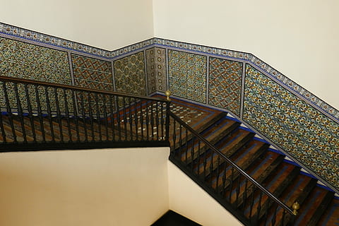 trappola, ceramica, piastrelle, architettura, struttura costruita, gradini e scale, ringhiera, scala, modello, nessuno, design, in casa, caratteristica della parete, costruzione, scala a chiocciola, Inquadratura dal basso, giorno, natura, spirale, moderno, ornato, lega, acciaio, 4K, CC0, dominio pubblico, privo di copyright