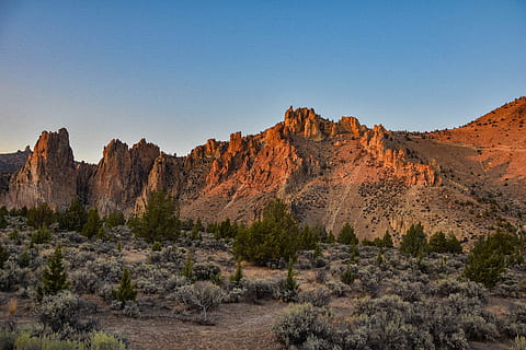 brauner Felsenberg, Tal und Berge, Wüste, Baum, Berg, Stein, Orange, Rock, trocken, Gipfel, Sandstein, Hügel, roter Stein, Himmel, Landschaft, Natur, Sonnenuntergang, Rock - Objekt, solide, Umgebung, Felsformation, Szenen - Natur, Land, Reiseziele, Pflanze, Nicht-städtische Szene, halbtrocken, klarer Himmel, Schönheit in der Natur, keine Leute, Reise, trockenes Klima, Klima, draußen, erodiert, wilder Westen, 5K, CC0, gemeinfrei, lizenzfrei