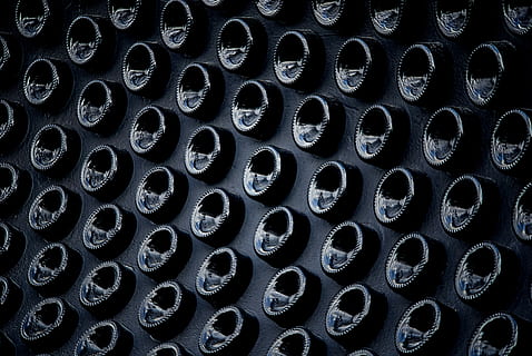 Fotografie, schwarz, Oberfläche, Foto, runden, Illustration, Flasche, Muster, Design, Kunst, kreativ, Reflexion, einfarbig, Tapete, Bouteille, noir, graphisme, Hintergründe, Vollbild, Kreis, gestalten, Geometrische Figur, keine Leute, Wiederholung, große gruppe von gegenständen, Seite an Seite, Metall, Fülle, in einer Reihe, texturiert, schwarze Farbe, Stapel, Anordnung, drinnen, Industrie, stehlen, 4K, CC0, gemeinfrei, lizenzfrei