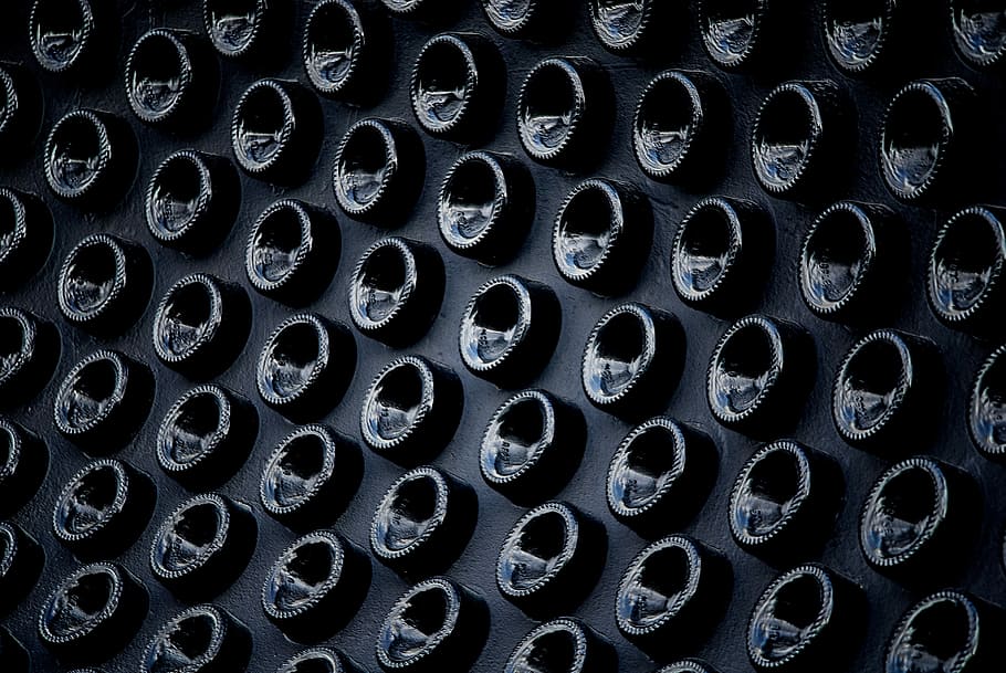 fotografia, negre, superfície, foto, rodó, il·lustració, ampolla, patró, disseny, art, creatiu, reflexió, monocroma, fons de pantalla, bouteille, noir, grafisme, fons, marc complet, cercle, forma, forma geomètrica, cap gent, repetició, gran grup d'objectes, costat a costat, metall, abundància, en fila, textura, color negre, pila, arranjament, a l'interior, indústria, acer, 4K