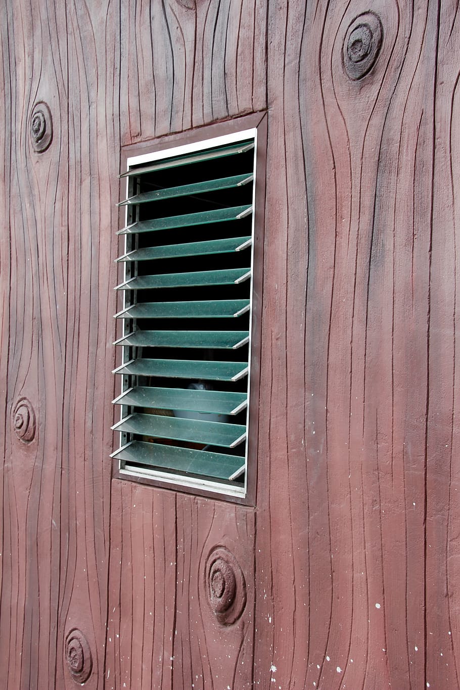 finestra, wc, paret, hauswand, conducte de ventilació, ventilació, vidre, fusta, material de fusta, cap gent, patró, dia, estructura construïda, textura, arquitectura, marc complet, funció de construcció de parets, fons, primer pla, seguretat, tancat, protecció, metall, forma, exterior de l'edifici, a l'aire lliure, 5K