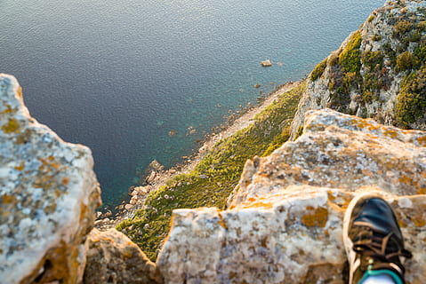 verlieben, Person, Stehen, Leiste, übersehen, Meer, Cliff, fallen, Küste, Vertikale, hoch, Rock, steigen, Natur, Schau runter, herunterschauen, von oben, Fuß, Ozean, Hügel, Kante, Wasser, dom, sehen, Tag, solide, Rock - Objekt, Schönheit in der Natur, Strand, eine Person, High Angle View, Lebensstile, Land, Sonnenlicht, draußen, Ruhe, menschliches Körperteil, Am Rande von, 5K, CC0, gemeinfrei, lizenzfrei