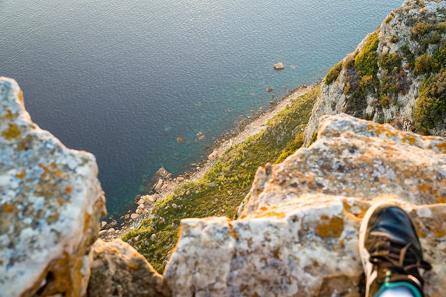 verlieben, Person, Stehen, Leiste, übersehen, Meer, Cliff, fallen, Küste, Vertikale, hoch, Rock, steigen, Natur, Schau runter, herunterschauen, von oben, Fuß, Ozean, Hügel, Kante, Wasser, dom, sehen, Tag, solide, Rock - Objekt, Schönheit in der Natur, Strand, eine Person, High Angle View, Lebensstile, Land, Sonnenlicht, draußen, Ruhe, menschliches Körperteil, Am Rande von, 5K