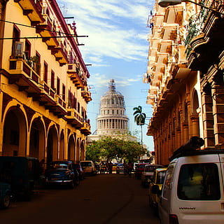 vista, gris, concret, torre, carreró, llocs, referència, arquitectura, estructures, edificis, carrer, cotxes, vehicles, lloc famós, escena urbana, cotxe, estructura construïda, exterior de l'edifici, manera de transport, automòbil, transport, ciutat, cel, vehicle terrestre, núvol - cel, edifici, persones incidentals, naturalesa, carrer de la ciutat, carretera, dia, viatjar, destinacions de viatge, a l'aire lliure, 1080P, CC0, domini públic, lliure de regalies