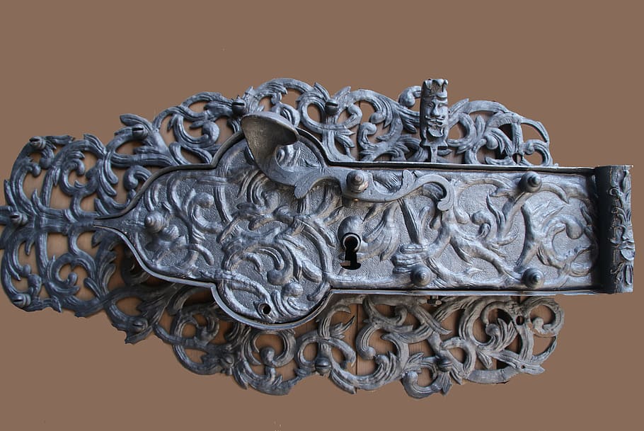 desplaçat, gris, decoració de paret metàl·lica, pany, vell, castell, pern, obra d'art, còpia de seguretat, tancament, tancat, porta, bloquejat, seguretat, metall, nostàlgic, antiga porta de fusta, bloqueig i clau, bloqueja a, clau, antiguitat, fusta, ajustament, inoxidable, forat clau, clau de la porta, maquinari de porta, ferro, ornamentat, decoració, ferro - metall, tir de l'estudi, art i artesania, artesania, cap gent, creativitat, primer pla, patró, a l'interior, arquitectura, talla - producte artesanal, color plata, fons de colors, plata - metall, disseny, història, motiu floral, luxe, 2K