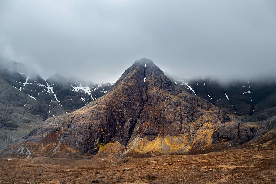 marró, muntanya, ennuvolat, dia, muntanya marró, cresta, neu, boira, núvol, rock, paisatge, pic, muntanya alta, turó, skye, Escòcia, naturalesa, roca groga, medi ambient, escenics - natura, terra, escena no urbana, núvol - cel, cap gent, cel, bellesa a la natura, rock - object, sòlid, destinacions de viatge, geologia, tranquil·litat, a l'aire lliure, formació, cim de muntanya, muntanya nevada, 5K