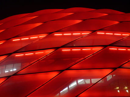 llum vermella, cèl · lules, Allianz Arena, vermell, llum, fc bayern, per la nit, fons, nit, cap gent, il·luminat, primer pla, neó, equips d’il·luminació, vista d’angle baix, arquitectura, patró, modern, a l'interior, estructura construïda, sostre, vidre - material, brillant, ciutat, electricitat, edifici, forma geomètrica, 1080P, CC0, domini públic, lliure de regalies