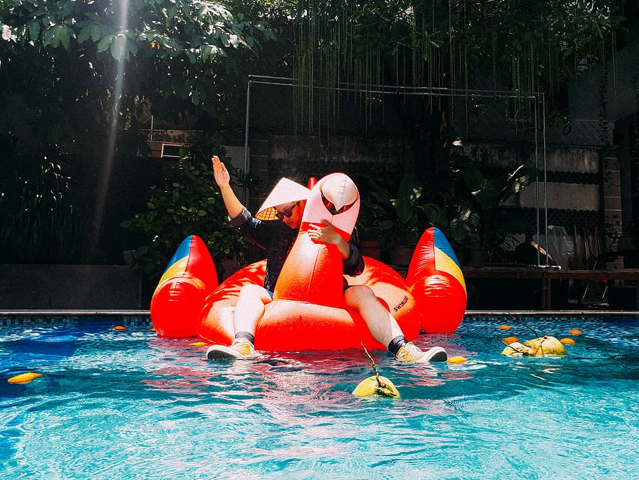 persona, equitazione, rosso, barca gonfiabile per uccelli, nuoto, piscina, acqua, galleggiante, estate, divertimento, gonfiabile, lungomare, natura, galleggia sull'acqua, persone reali, godimento, attività di svago, giorno, uomini, una persona, tubo, tubing, rilassamento, zattera, 4K