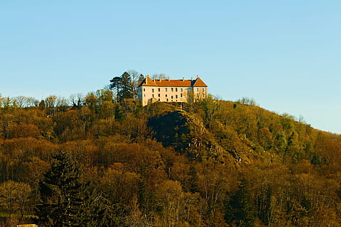 Haus, Schloss, Gebäude, Gipfel, Himmel, Blau, isolierte Form, dominieren, morvan, Burgund, Baum, die Architektur, Herbst, Natur, draußen, Pflanze, gebaute Struktur, keine Leute, klarer Himmel, Berg, Szenen - Natur, Reiseziele, Geschichte, Schönheit in der Natur, die Vergangenheit, Reise, Wald, Gebäudehülle, Tag, kopieren sie platz, Veränderung, 1080P, CC0, gemeinfrei, lizenzfrei