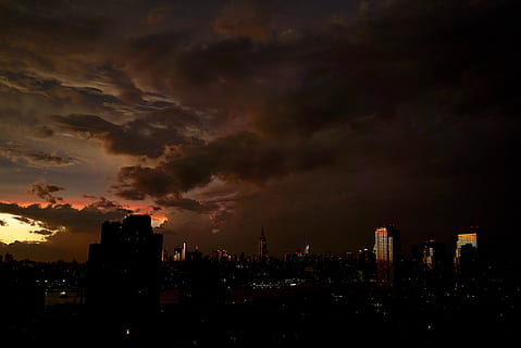 antenne, fotografering, bybildet, gylden, time, by, natt, himmel, solnedgang, Sky, skyline, humørsyk, Brooklyn, Empire State Building, manhattan, nyc, new york, bygge eksteriør, arkitektur, bygget struktur, bygning, sky - himmel, urban skyline, kontorbygning eksteriør, skyskraper, ingen folk, natur, storm, høy - høy, byliv, dramatisk himmel, utendørs, moderne, mørk, illevarslende, 4K, CC0, offentlig domene, opphavsrett gratis