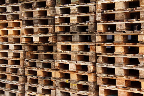 apilar, marrón, paletas, fondo, distribución, exportar, importar, industrial, industria, logística, embalaje, paleta, modelo, Envío, apilados, transporte, almacén, madera, de madera, trabajo, antecedentes, fotograma completo, nadie, material de madera, abundancia, gran grupo de objetos, día, texturizado, repetición, de cerca, envase, al aire libre, arreglo, cesta, cruzado, 4K, CC0, dominio público, libre de derechos