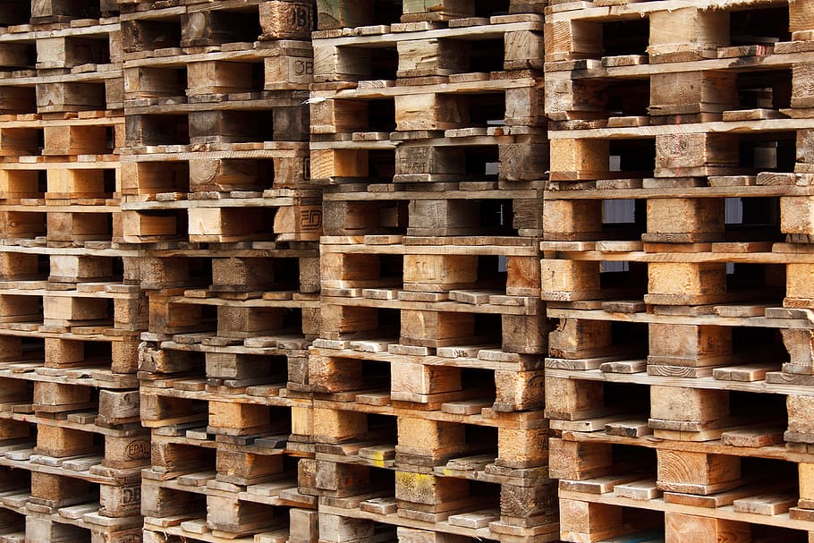 pila, marró, palets, fons, distribució, exportar, importació, industrial, indústria, logística, envasos, palet, patró, Enviament, apilats, transport, magatzem, fusta, treballar, marc complet, cap gent, material de fusta, abundància, gran grup d'objectes, dia, textura, repetició, primer pla, contenidor, a l'aire lliure, arranjament, cistella, Criss cross, 4K