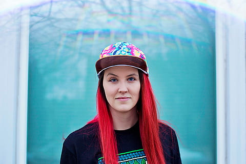 rosso, donna dai capelli, nero, camicia girocollo, multi colore snapback, dai capelli rossi, donna in nero, girocollo, camicia, colore, snapback, persone, femmine, una persona, etnia caucasica, sorridente, donne, ritratto, guardando la fotocamera, immagine a colori, giovane adulto, cappello, vista frontale, colpo alla testa, all'aperto, giorno, stili di vita, capelli lunghi, giovani donne, persone reali, adulto, capelli, acconciatura, in piedi, felicità, adolescente, bella donna, capelli tinti, 4K, CC0, dominio pubblico, privo di copyright