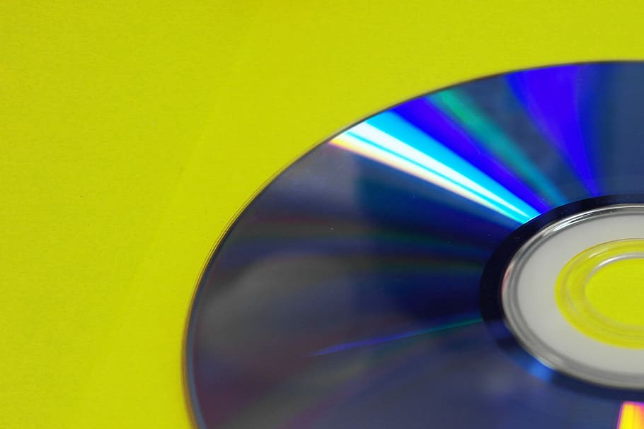 DVD, technologie, žlutá, odraz, rezervovat, modrý, kontrast, vícebarevné, detail, nikdo, uvnitř, den, studio shot, abstraktní, jeden objekt, sklenka, vybavení domácností, pohyb, sklo - materiál, barevné pozadí, nápojová sklenice, napít se, tvar, jídlo a pití, stálý život, 2K