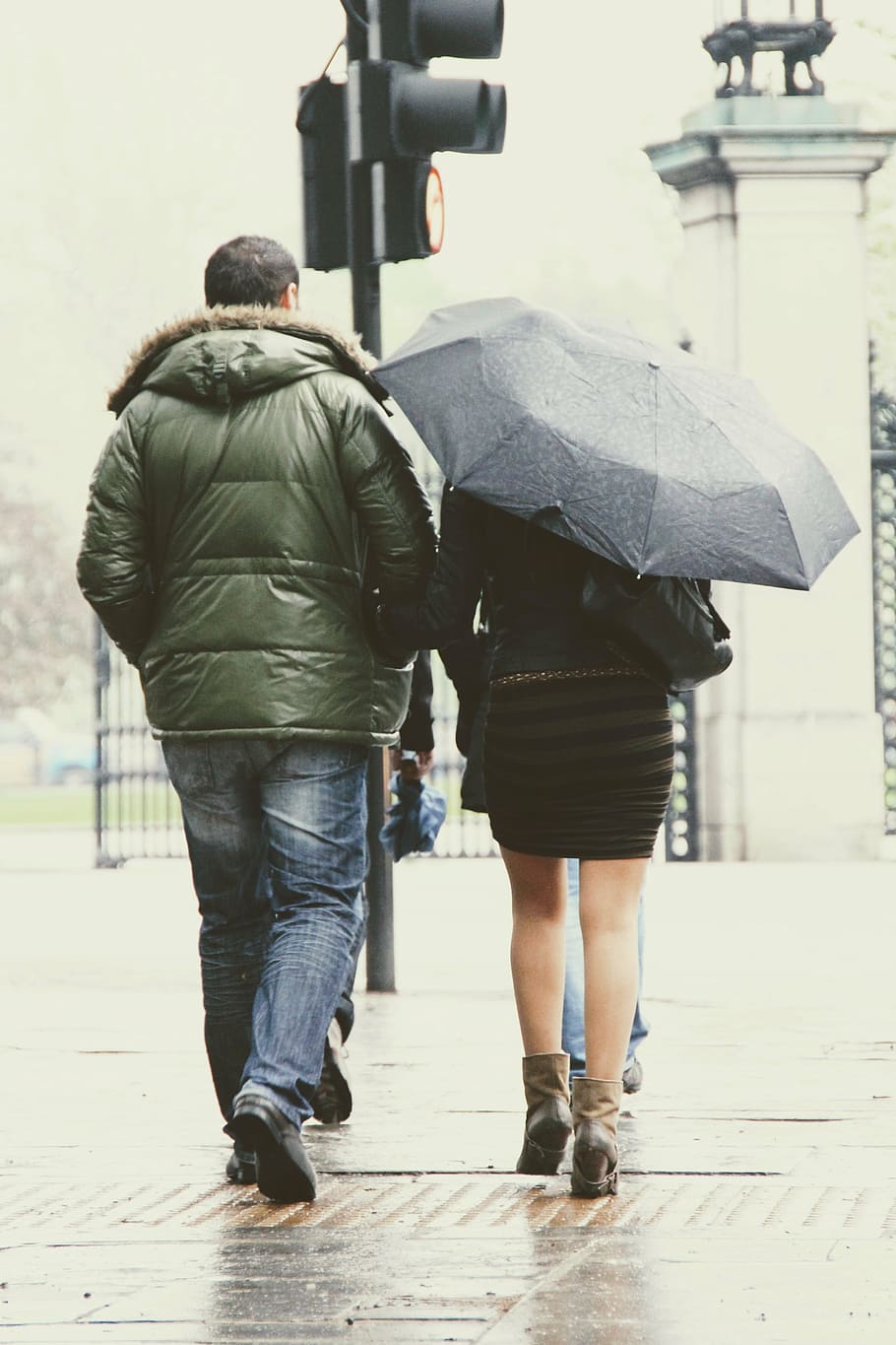 home, verd, jaqueta de parc, caminar, al costat, dona, negre, vestit, paraigua, pluja, parell, ciutat, humit, pantalla, temps, estiu plujós, vista del darrere, longitud completa, dues persones, gent, vorera, dia, a l'aire lliure, adult, persones reals, homes, carrer, arquitectura, sendera, dones, roba casual, unió, estils de vida, estructura construïda, motxilla, 4K