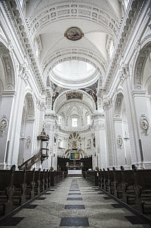 cattedrale di cemento bianco, architettura, costruzione, infrastruttura, struttura, istituzione, soffitto, Chiesa, sacro, religione, panchina, sedie, bianca, arte, pittura, arco, in casa, spiritualità, colonna architettonica, luogo di culto, banco, nessuno, giorno, struttura costruita, credenza, la strada davanti, destinazioni di viaggio, direzione, di fila, attrezzatura per l'illuminazione, prospettiva decrescente, corridoio, altare, architettura e arte, ornato, 5K